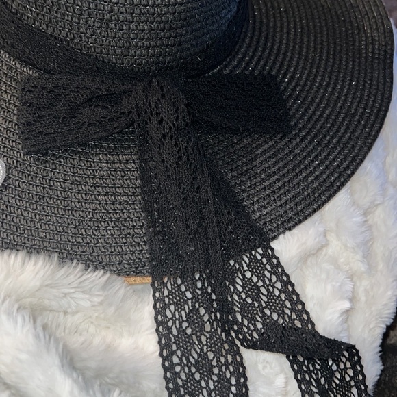 Floppy hat embellished with butterflies‎ patches - Picture 3 of 4